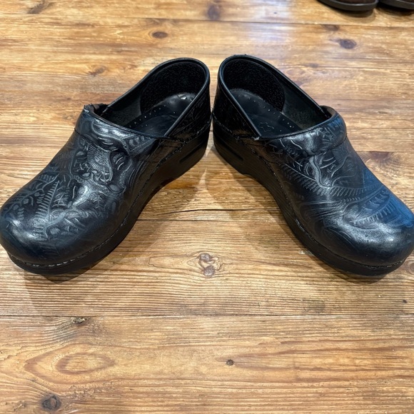 Dansko Professional Black Tooled Clog Mule Leather Women's EU Size 37(6.5-7) EUC - Picture 5 of 10